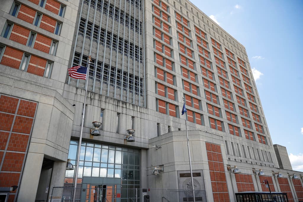 Es importante destacar que el MDC Brooklyn es ahora la única instalación federal en la ciudad de Nueva York tras el cierre del Centro Correccional Metropolitano de Manhattan en 2021. El cierre de esa instalación se produjo después de una serie de problemas que salieron a la luz tras el suicidio de Jeffrey Epstein en 2019. Esta situación ha puesto aún más presión sobre el MDC Brooklyn para mejorar sus condiciones y seguridad.