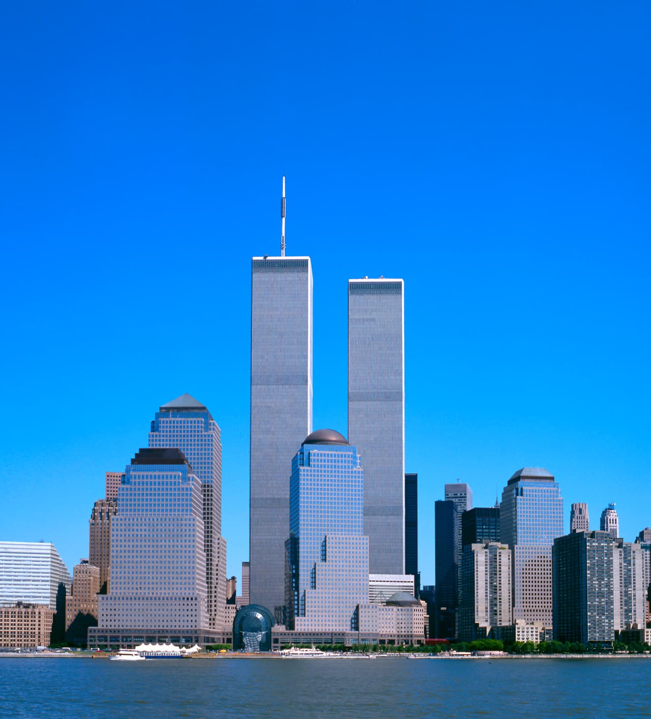 "Estos edificios eran increíblemente fuertes, especialmente con respecto a resistir cargas muertas y cargas de viento, pero también tenían una serie de vulnerabilidades", dijo durante 
<a href="https://news.stanford.edu/pr/01/wtcpostmortem125.html"><u>una presentación en la Universidad de Stanford</u></a> Ronald Hamburger, un ingeniero estructural que investigó el desastre.