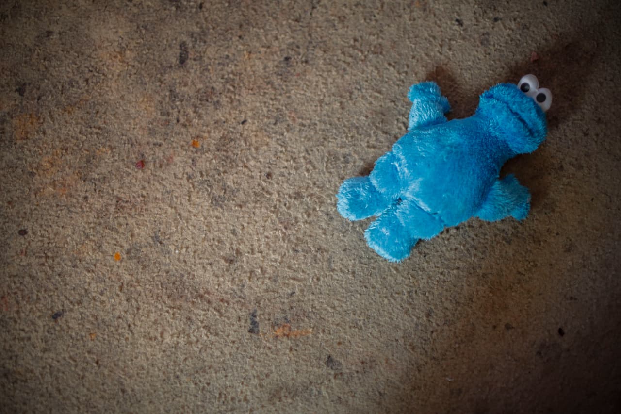 “La casa es como un campo de batalla”, dice Jennifer. Jason ensucia mucha ropa y sábanas. Pero en su casa se nota que se encuentra a gusto: camina, juega con sus peluches, se ríe, conoce cada rincón.