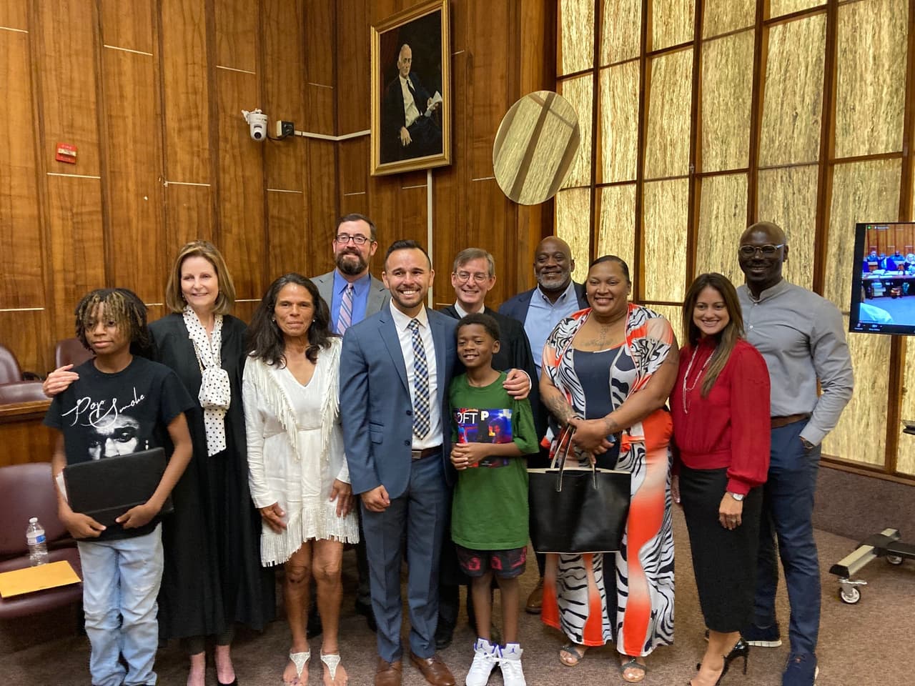 Ángel Sánchez con amigos y familiares en el juzgado tras su juramento en el colegio de abogados de Washington DC.