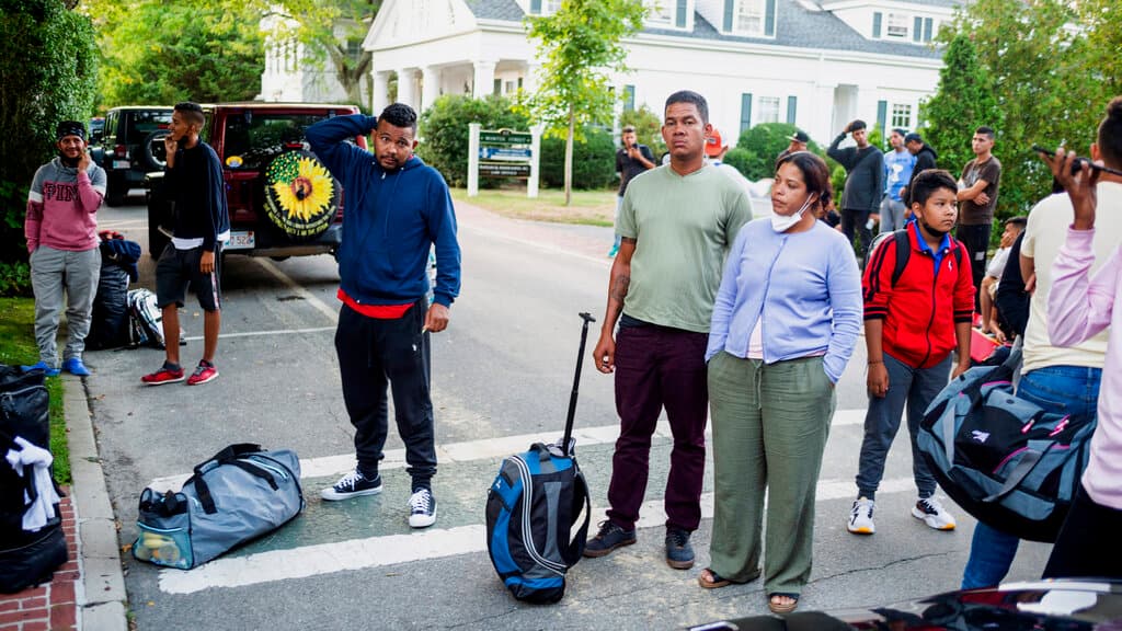 California investiga quién trasladó a 16 migrantes en un vuelo privado: los dejaron frente a una iglesia en Sacramento