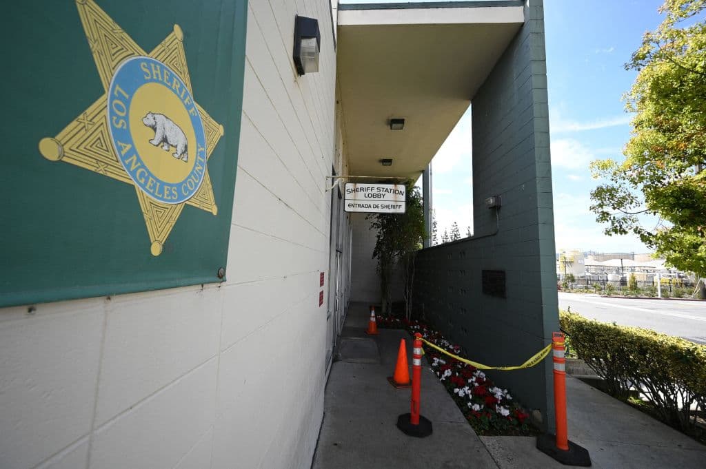 Como
<b> Johanna González</b>, de 17 años, fue identificada la joven que 
<b><a href="https://www.univision.com/local/los-angeles-kmex/reportan-la-muerte-de-una-mujer-en-la-estacion-del-alguacil-de-city-of-industry-video" target="_blank">murió de un balazo "autoinfligido"</a></b> este domingo 24 de marzo, en la estación del Sheriff en City of Industry. El Departamento del Médico Forense de Los Ángeles declaró este martes que la causa de muerte fue 
<b>un suicidio</b>.