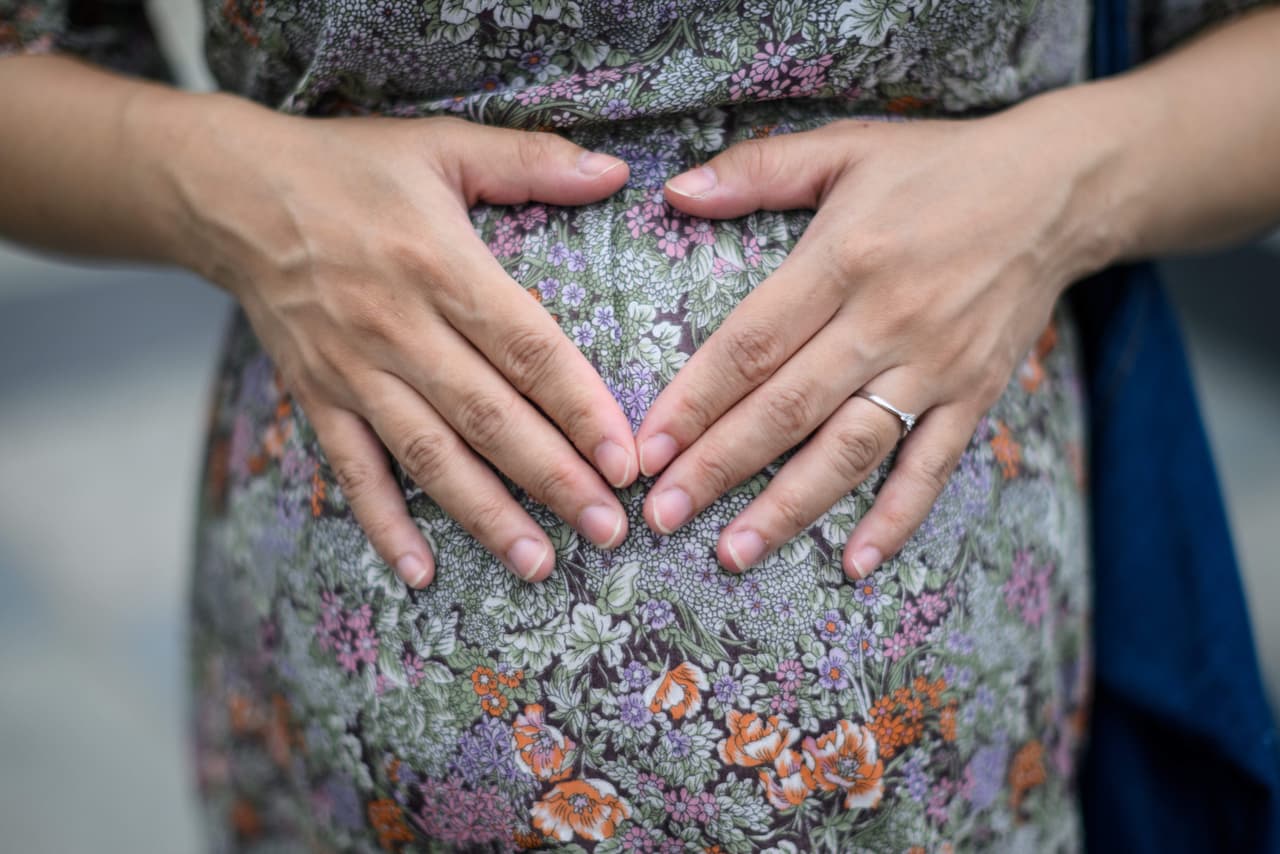 Algunas de las complicaciones que se observan incluyen partos prematuros, mayor riesgo de preeclampsia y mayor riesgo de muerte fetal, según autoridades.