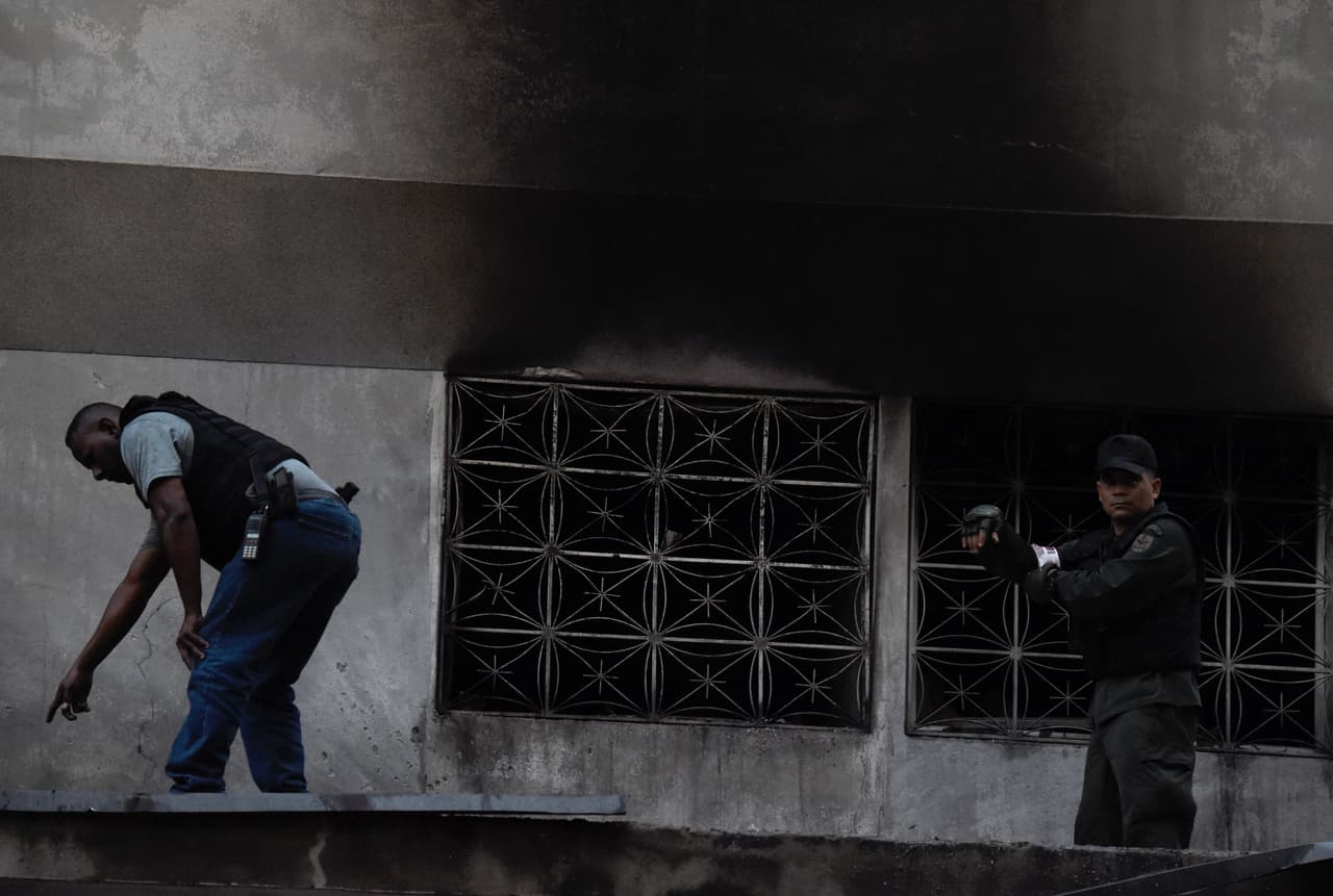 Las fuerzas de seguridad revisaron un edificio cercano después de que se escuchara una explosión mientras Maduro hablaba en la ceremonia militar.