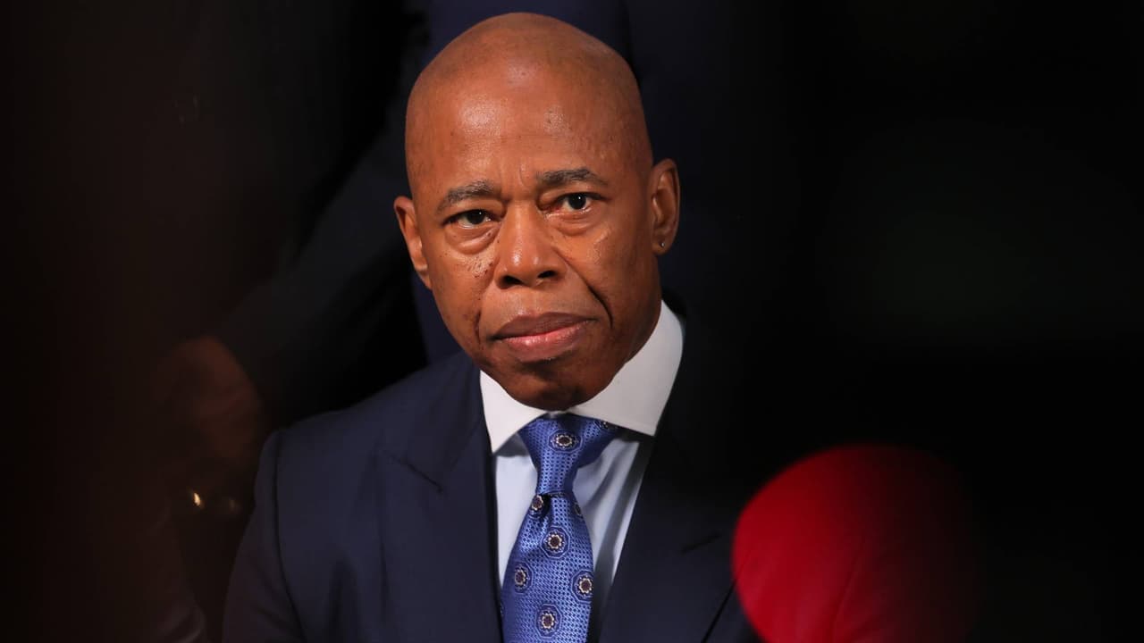 Departamento de Justicia de Trump pide a una corte retirar cargos contra el alcalde de NYC, Eric Adams, pese a la renuncia de varios fiscales en protesta