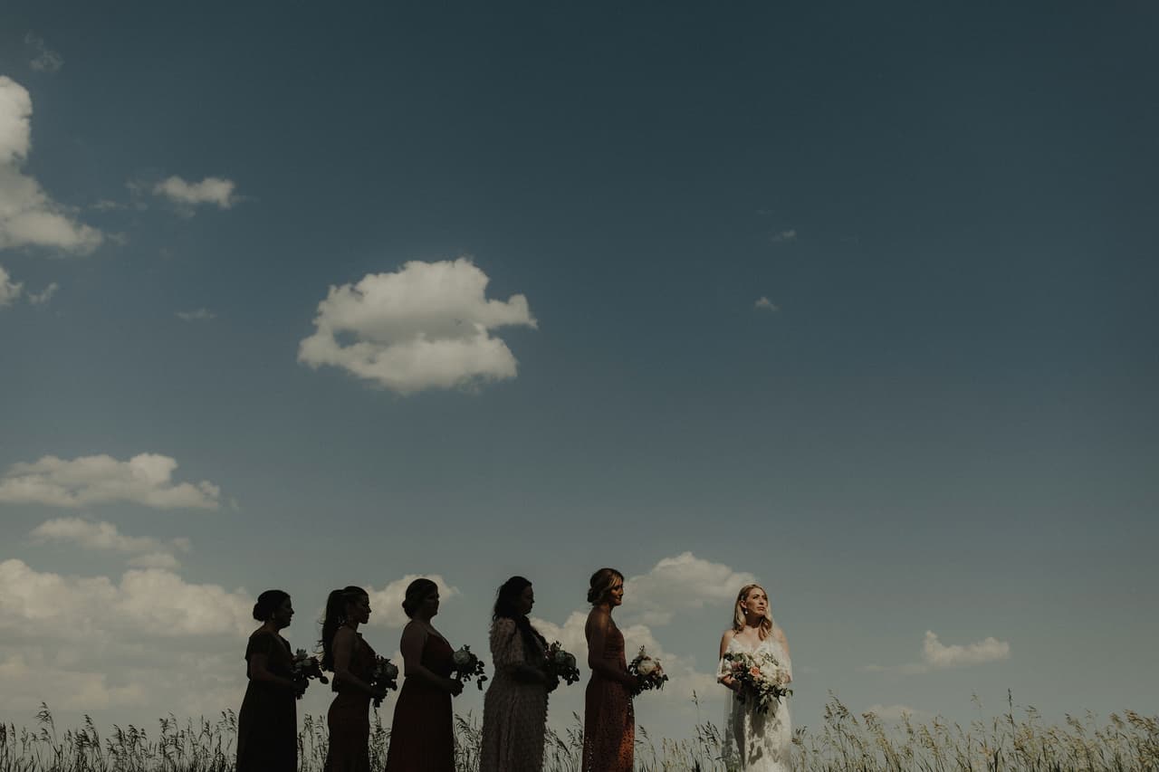 Un cono de luz baña a la novia, mientras que las damas de honor permanecen en la sombra ante un horizonte azul. La imagen resultó finalista en la categoría ‘fiesta nupcial’.
<br>