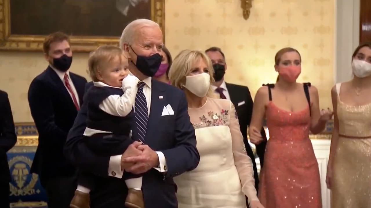 Luego de su breve presentación en el Monumento a Lincoln, el presidente disfrutó el espectáculo con su familia en la Casa Blanca.
<br>