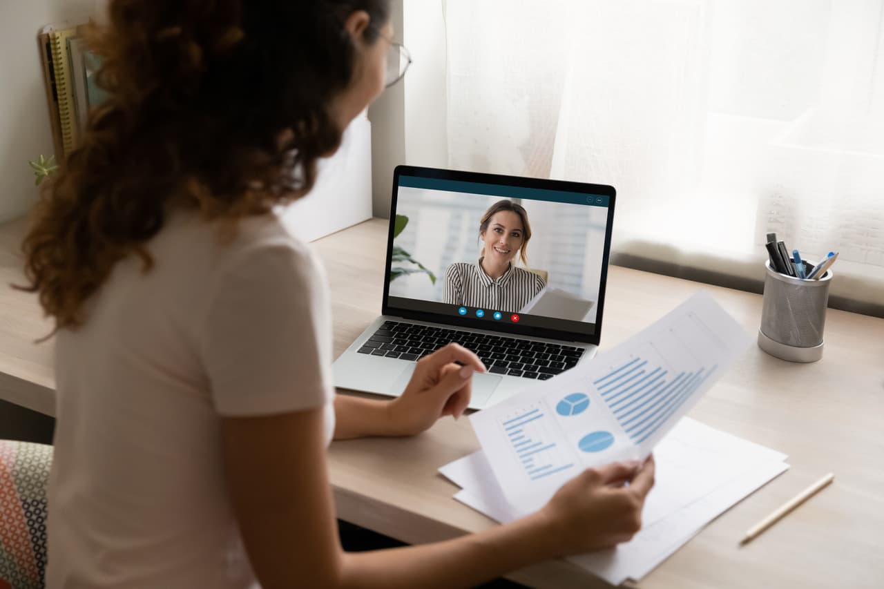 <b>2. Gerente de ventas</b>
<br>Salario promedio: 79,888 dólares al año.
<br>
<br>Estos empleados comercializan productos o servicios a través de un tercero, como un revendedor o un afiliado. Deben contratar y trabajar con estos terceros, y se aseguran de que los productos de su empresa estén representados correctamente. También son responsables de resolver los problemas que surjan durante el proceso de venta.
<br>
