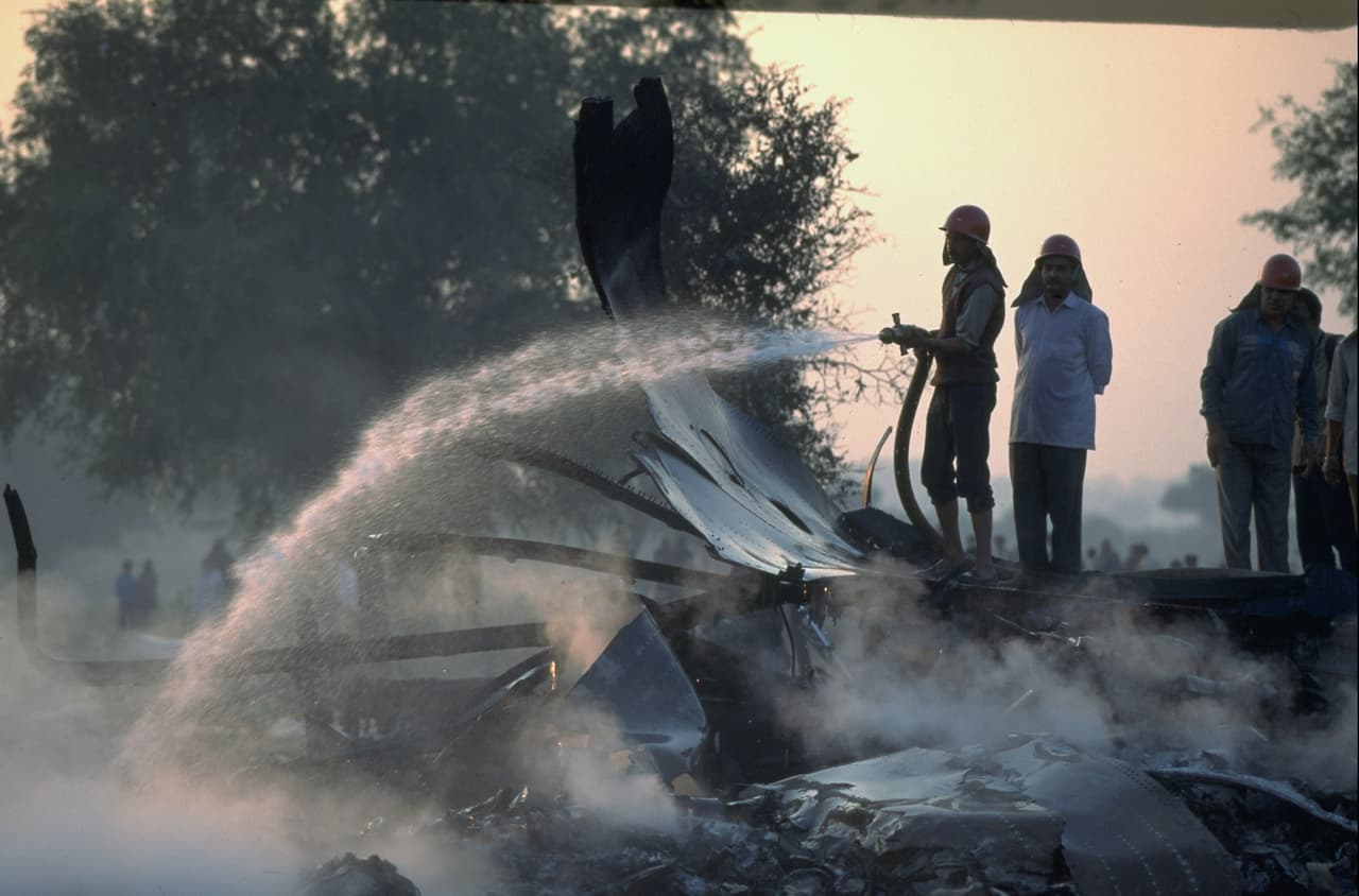 <b>Choque de dos aviones en pleno vuelo sobre India, 1996.</b> Un Boeing 747 de Saudia y un Ilyushin de Kazakhstan Airlines colisionaron a más de 14,000 pies de altura sobre la ciudad de Charkhi Dadri. El Ilyushin había sido autorizado para descender a 15,000 pero llegó hasta los 14,500; el 747 venía en pleno ascenso y en dirección contraria. Cuando el controlador de tránsito pudo advertir sobre la proximidad entre los dos aviones ya era demasiado tarde. Los 371 pasajeros del 747 y 37 del Ilyushin murieron. Fue el accidente más letal por una colisión de aviones en el aire. 
<b>En total 349 perdieron la vida en el accidente.</b>