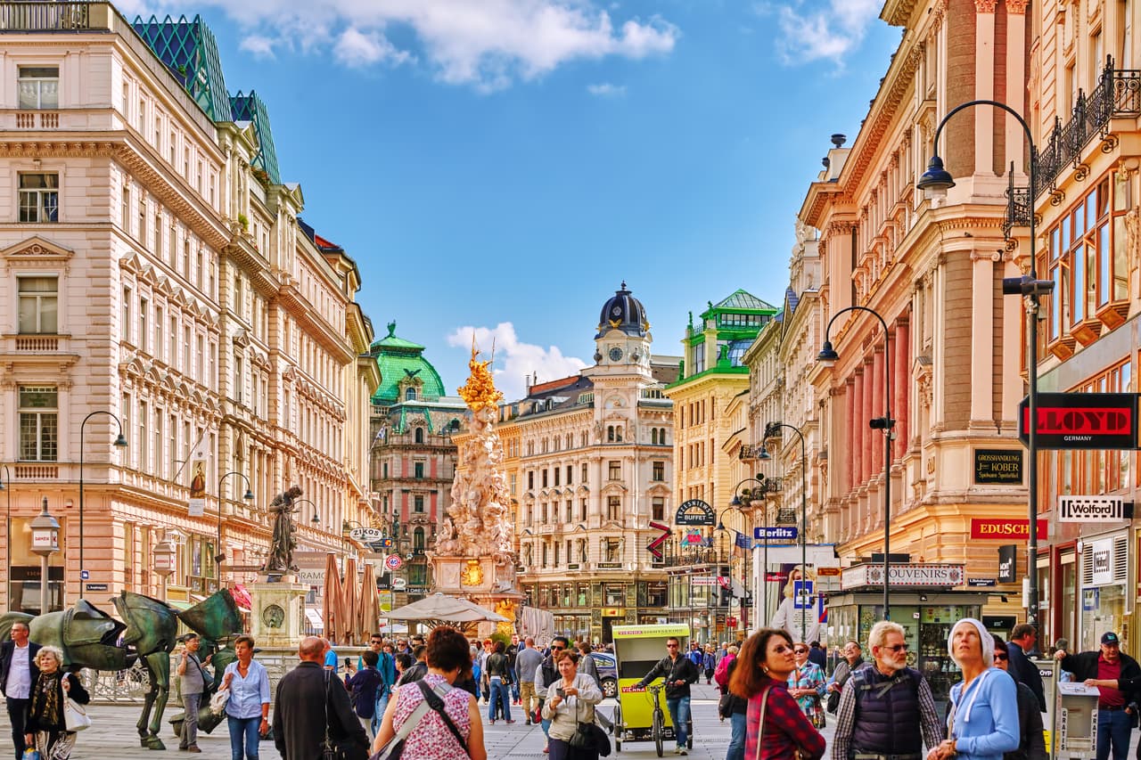 <b>Austria. </b>Tiene uno de los pasaportes más sólidos del mundo, con acceso sin visado a 187 destinos y puede vivir en cualquier país de la Unión Europea. Requiere la inversión de un mínimo de 10 millones de euros si se inyectan directamente a una empresa, o de 3.5 millones pagados al fondo de desarrollo del gobierno. La ciudadanía por inversión tiene procedimientos diferentes según cada caso individual y requiere la aprobación del gobierno en varios niveles.