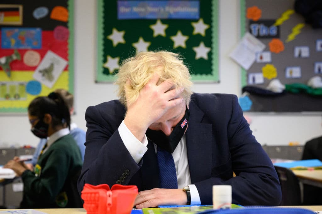 “Trae tu propia bebida”: El escándalo de las fiestas de la residencia oficial de Boris Johnson en pandemia y luto nacional