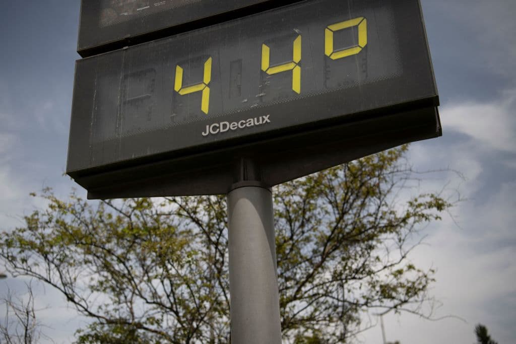 En la imagen se aprecia un termómetro urbano de la ciudad de Sevilla, en Andalucía, una de las zonas más calientes de España, marcando 44ºC (111 grados Fahrenheit) esta semana.