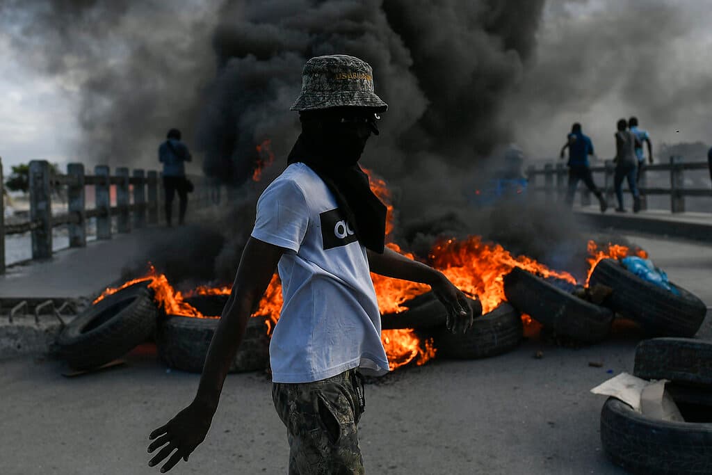 El jefe policial fue abucheado cuando inspeccionaba los dispositivos de seguridad instalados para el funeral que será este viernes. Los haitianos le reprochan que no haya sido capaz de proteger al 
<a href="https://www.univision.com/temas/jovenel-moise">presidente Moise</a>, cuyo asesinato fue perpetrado en plena noche bajo la aparente pasividad de los agentes encargados de resguardar su domicilio.