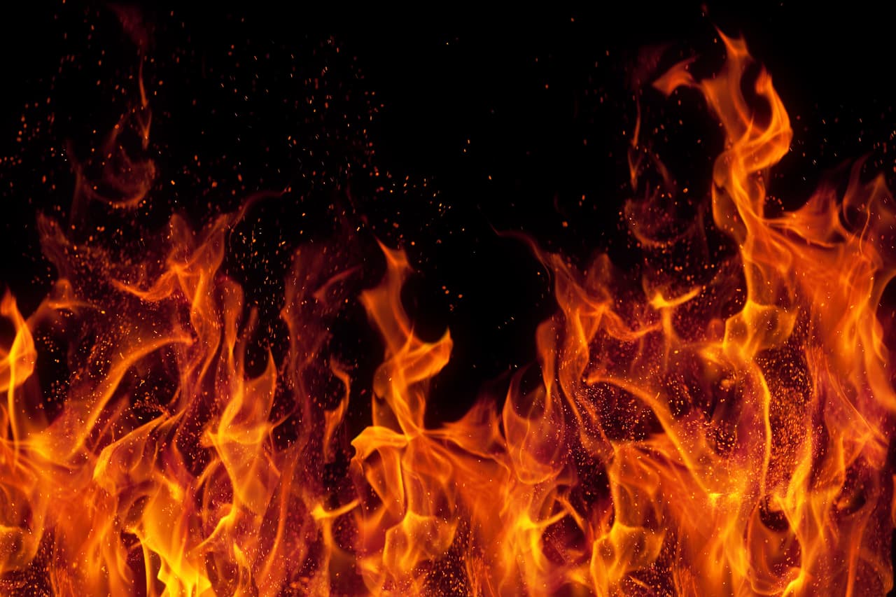 <b>¿Se puede utilizar parrillas de carbón? </b>
<br>
<br>Si deseas utilizar una parrilla de carbón o de leña, se recomienda colocarla sobre una
<br>superficie de concreto, grava o tierra por lo menos cinco pies de cualquier combustible
<br>materiales y se pide que mantengas la cubierta en la parrilla durante el uso. Se pide siempre tener agua disponible en caso de que salgan chispas.