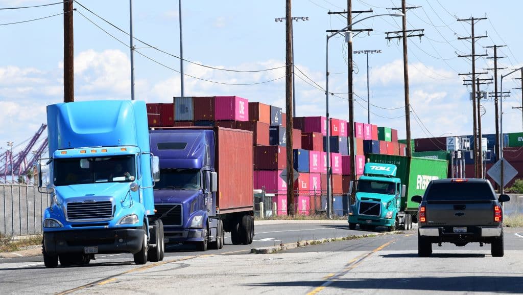 <b>17 DE MARZO.</b> Para aminorar las restricciones a los conductores comerciales que participan en los esfuerzos de ayuda de emergencia el gobernador firmó una orden ejecutiva para garantizar que productos clave se puedan entregar a los minoristas de California de manera oportuna. Este día también se destinaron fondos de emergencia por 1.1 millones de dólares para aumentar la capacidad hospitalaria y limpiar escuelas, entre otras acciones, por el coronavirus.