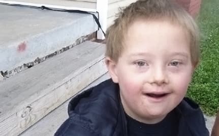 En abril del 2012, Diana Cornwell publicó las fotos de su hijo, Cole, que tiene 
<a href="http://www.care2.com/causes/facebook-tells-mother-remove-photos-of-down-syndrome-child-to-remove-photos.html">síndrome de Down</a>, en un evento de Olimpiadas Especiales. Para sorpresa de ella, la red social Facebook suspendió la cuenta al asegurar que las fotos violaban los términos de uso (por tener una discapacidad notoria). De inmediato, Diana con el asombro de lo que había ocurrido, difundió un mensaje: ¡Por favor, dile a Facebook que no censure fotos de niños con discapacidades!
<br>