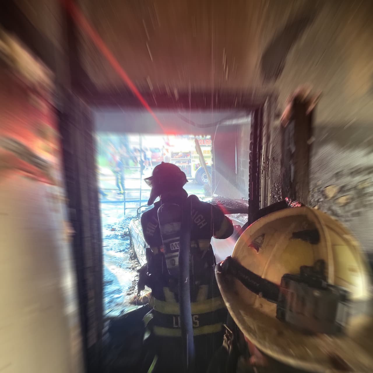 Un garaje se incendió y las llamas consumieron tres vehículos, incluyendo una motocicleta, en Riverview, en la Bahía de Tampa. El fuego se originó la tarde del 8 de octubre cuando el residente de la vivienda cambiaba la bomba de gasolina de uno de los automóviles. El Departamento de Bomberos del condado Hillsborough acudió a sofocar las llamas y no se reportaron personas lesionadas.