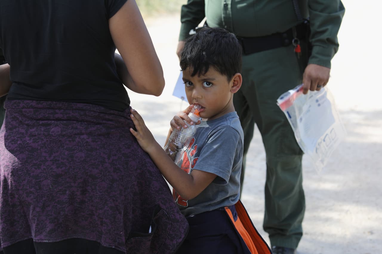La política de 'Tolerancia Cero', iniciada en abril de este año separó al menos a 3,000 niños de sus padres en la frontera. 
<a href="https://www.univision.com/noticias/inmigracion/el-gobierno-de-trump-prepara-un-campamento-para-alojar-a-ninos-inmigrantes-en-texas">La separación ocurría cuando el progenitor o adulto al cuidado de un menor recibía un cargo criminal</a>.