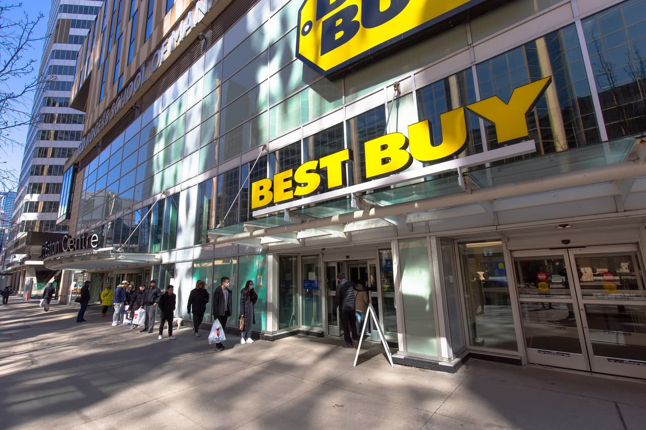 <b>Best Buy.</b>
<br>
<br>Esta empresa aumentó a 15 dólares por hora el salario mínimo en agosto de 2020. “El anuncio de hoy sobre este aumento refleja una evolución e inversión continuas en cómo compensamos a nuestros empleados de primera línea por su trabajo crítico”, 
<a href="https://partners.bestbuy.com/-/updates-on-evolution-of-employee-pay-and-sales-performance"><u>dijo Corie Barry</u></a>, CEO de Best Buy, en un comunicado de la compañía.