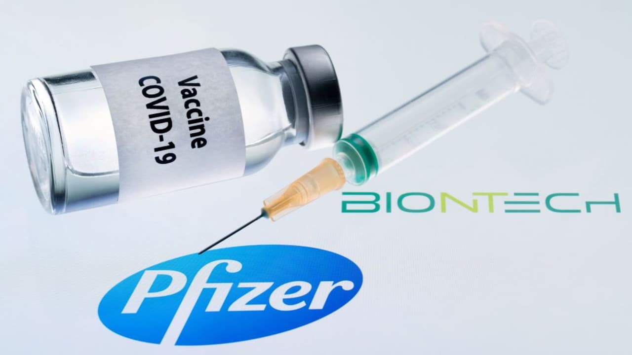 Los cargamentos empezaron a descargarse este domingo, poco más de 24 horas después de que la FDA aprobara una autorización de uso de emergencia para esta vacuna de Pfizer-BioNTech, que mostró tener un 95% de efectividad en las pruebas clínicas.