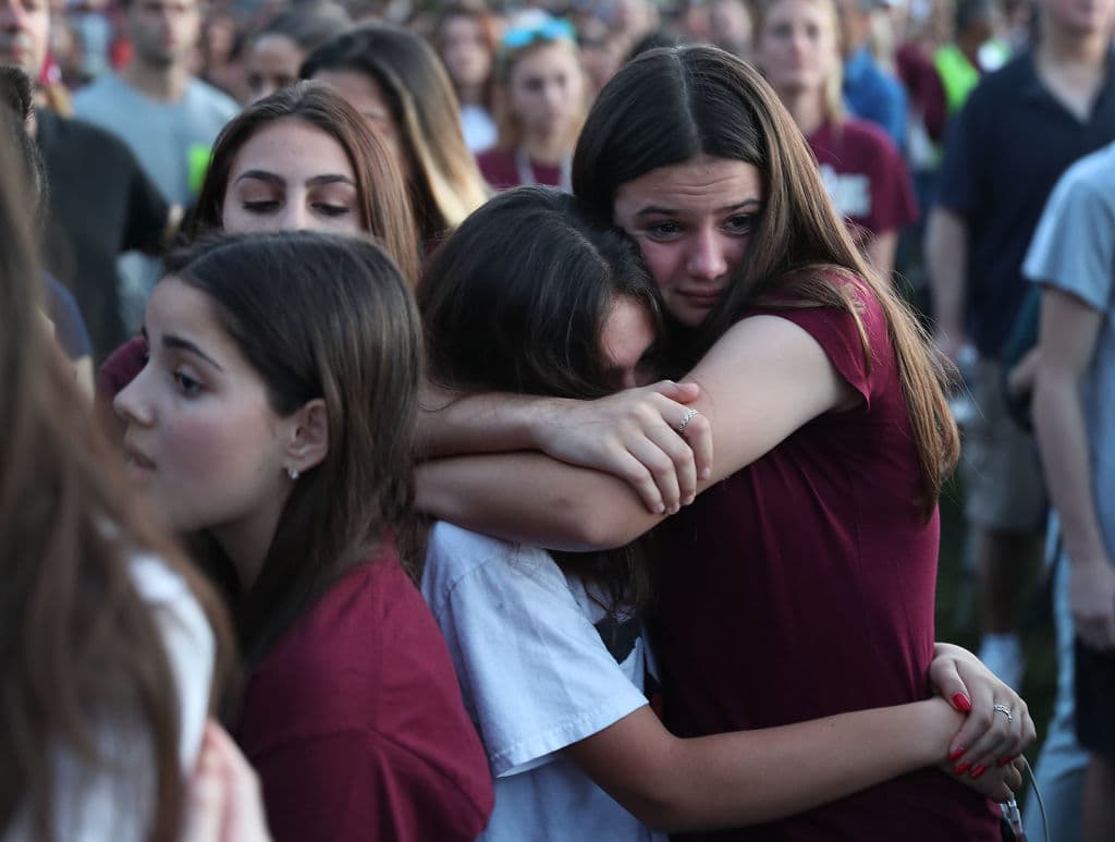Un sobreviviente de Parkland lidia con el trauma del tiroteo y con su papá, que dice que todo fue un montaje 
