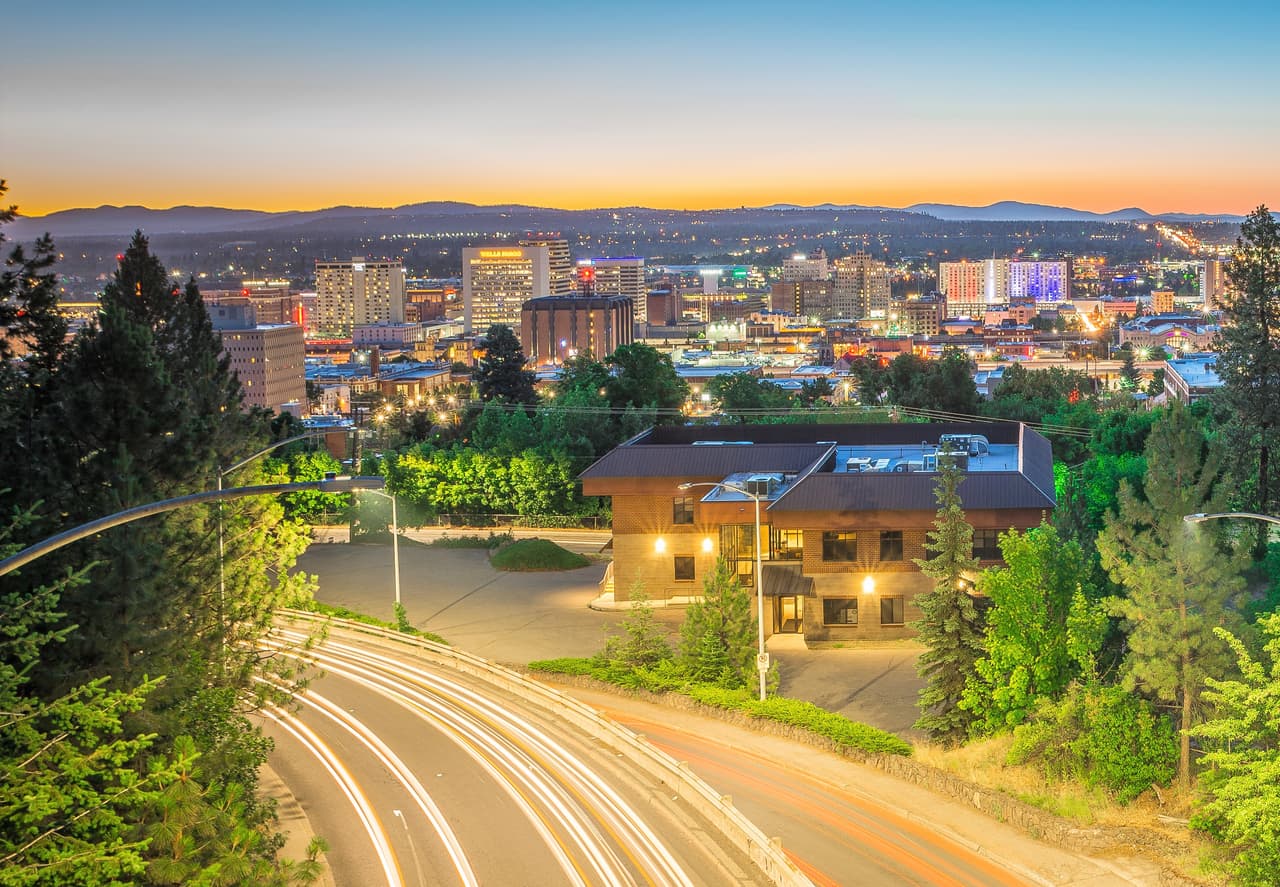 <b>Puesto 20. Spokane, Washington</b>. 
<br>
<br>Aumento en el valor promedio de la vivienda en un año: + 18.4% (47,211 dólares más)
<br>Valor promedio de la vivienda en enero de 2021: 303,564 dólares.
<br>Ingreso familiar promedio: 50,306 dólares al año. 
<br>
<br>Este ranking se realizó en base a una investigación del portal 24/7 Wall Street, que analizó la data del mercado inmobiliario de las 
<a href="https://247wallst.com/special-report/2021/03/12/cities-where-housing-values-are-rising-the-fastest/"><u>ciudades estadounidenses con 35,000 habitantes o más</u></a>.