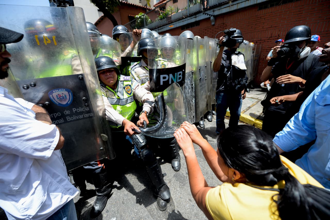 En un primer intento por romper el cordón, la policía dispersó gas pimienta para disolver la multitud.