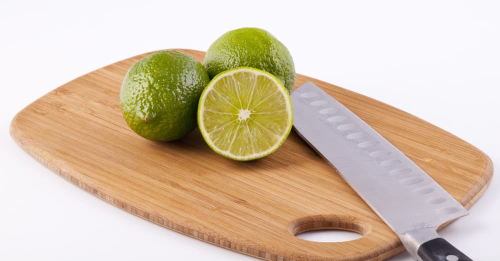 También los puedes cortar a la mitad o en rodajas de cuatro. Ponlas en un pequeño platito y déjalo reposar en el ambiente del cuarto donde quieras hacer tu "limpieza". Los limones irán absorbiendo la mala energía, además de liberar un lindo aroma relajante.