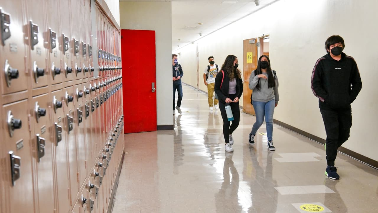 Ciudad al centro de California implementa toque de queda para menores de edad en horario escolar