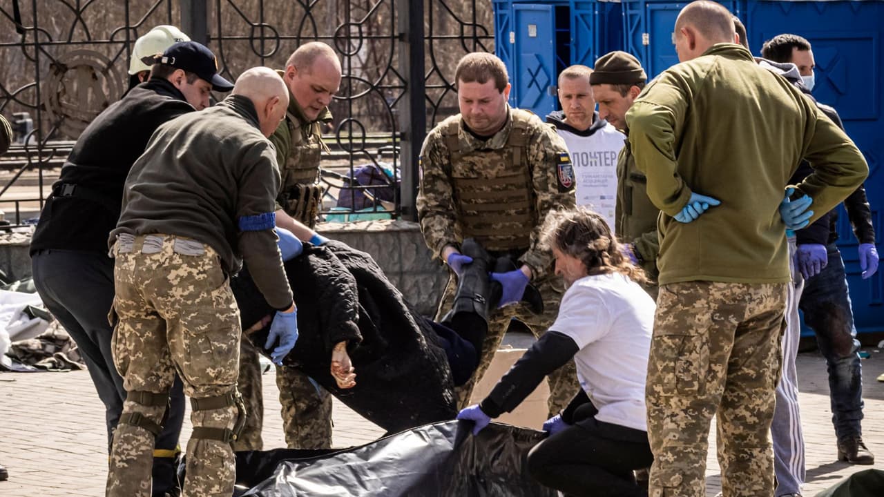 Al menos 50 personas murieron y decenas resultaron heridas cuando misiles rusos impactaron contra una estación ferroviaria en la ciudad de Kramatorsk. El ataque ocurrió mientras miles de civiles esperaban trenes para escapar de la región oriental de Donbas, donde la ofensiva rusa se ha intensificado, hacia zonas más seguras de Ucrania. Más información 
<a href="https://www.univision.com/noticias" target="_blank">aquí</a>.