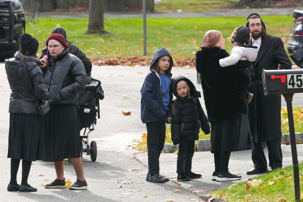 Informes preliminares dijeron que en el bus iban 
<b>22 niños de una yeshivá cercana.</b> Siete de ellos fueron transportados al Centro Médico de Westchester, cinco de ellos con heridas leves y moretones.