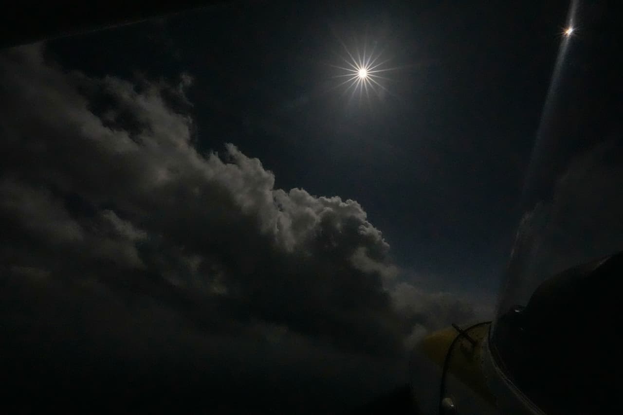 Un 
<b>cielo nocturno se vislumbró desde el eclipse parcial</b> y aunque con algunas nubes el fenómeno pudo verse. En esta imagen, la luz de la derecha es un avión a 5,000 pies en Arkadelphia, Arkansas.