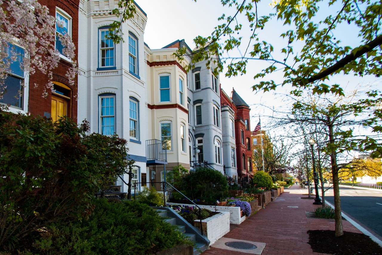 <b>Puesto 2. Washington DC.</b>
<br>
<br>Precio promedio de una residencia unifamiliar: 600,000 dólares.
<br>Renta mensual: 3,199 dólares.
<br>Cuota inicial del 20% para hipoteca: 120,000 dólares.
<br>Pago mensual de la hipoteca (luego del 20% de inicial): 2,479 dólares. 
<br>Diferencia entre alquiler e hipoteca mensual: 720 dólares.
<br>Ahorro al comprar en lugar de alquilar: 8,640 dólares al año.