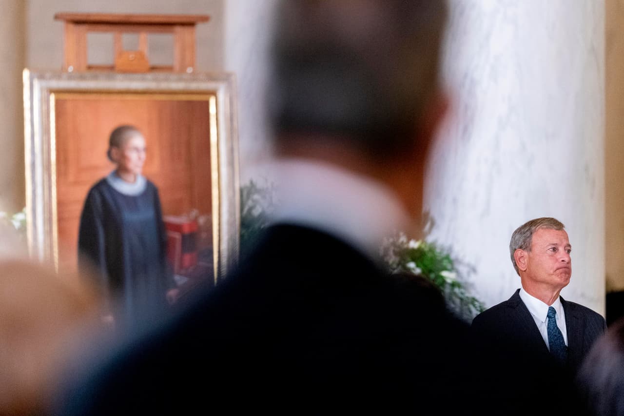 John Roberts, presidente de la Corte Suprema, habló de la amistad de Gingsburg, liberal, con el también fallecido Joe Scalia, conservador. También destacó la precisión de sus decisiones judiciales