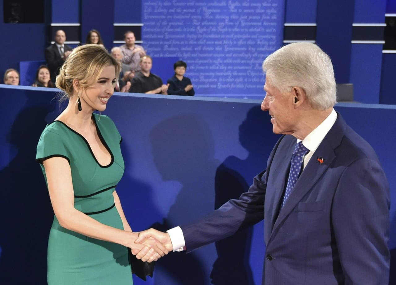 A pesar de la animadversión que se sintió durante la campaña entre los Trump y los Clinton, Ivanka tiene una amistad de años con Chelsea Clinton. A pesar de que durante el periodo electoral las dos hijas de los candidatos decidieron congelar su amistad, Chelsea dejó claro en los medios: "Nuestra amistad viene antes de estas elecciones y y seguirá más allá de las elecciones".