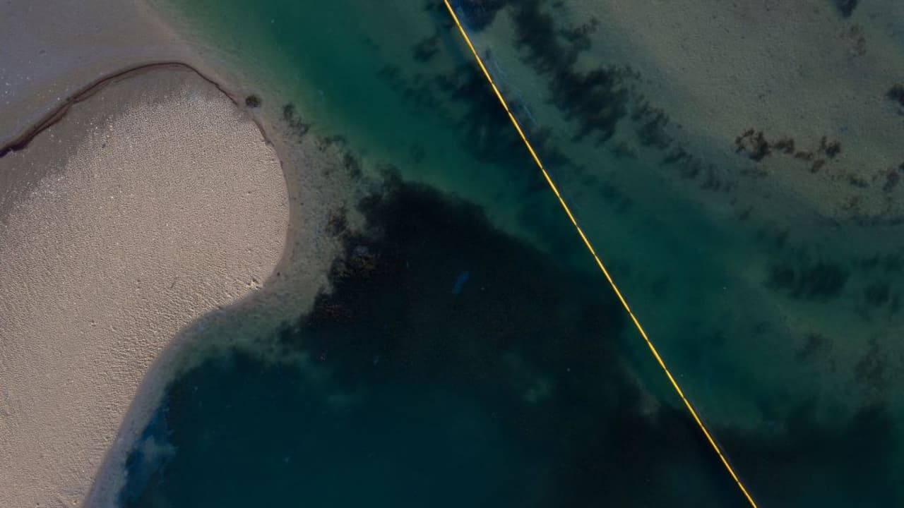 El derramamiento de crudo en estas aguas cercanas a Huntington Beach ha creado una mancha de 13 millas cuadradas. El vertido de unos 480,000 litros de crudo de posproducción tenía una longitud estimada de 6.2 millas (10 kilómetros) y se extendía fundamentalmente a lo largo de las costas de Huntington Beach y Newport Beach.
<br>
