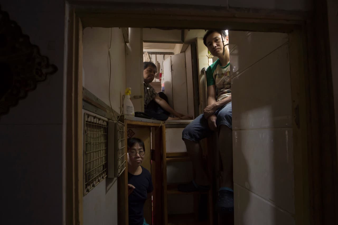 Tres residentes de ‘casas ataúd’ de Hong Kong, que solo aportaron su apellido para el reportaje: Lam, arriba a la izquierda, Wan, arriba a la derecha, y Kitty Au, abajo.