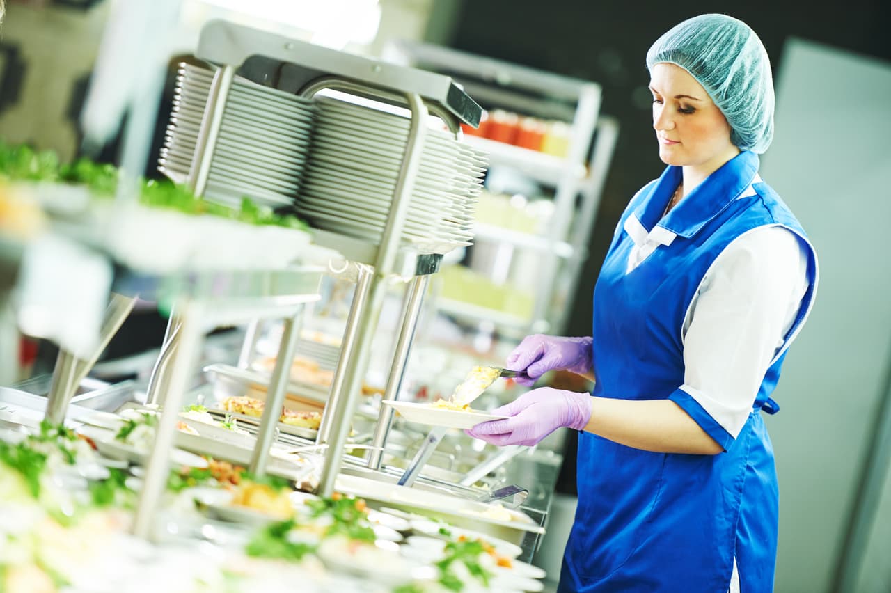 <b>Puesto 22. Supervisores de primera línea de los trabajadores de preparación y servicio de alimentos.</b>
<br>
<br>Salario anual promedio: 31,304 dólares.
<br>
<br>Número total de trabajadores en 2020: 335,000.
<br>
<br>Proyección del cambio en la cantidad de personas en este empleo de 2019 a 2029: +5.9%.
<br>
<br>Empleados en este oficio con licenciatura universitaria: 14.9%.
<br>
<br>Los supervisores de primera línea de los trabajadores de preparación y servicio de alimentos son responsables de coordinar y supervisar a los cocineros, meseros y otros trabajadores que preparan y sirven alimentos. Aunque este es un rol gerencial, tienden a ganar salarios relativamente bajos.
<br>