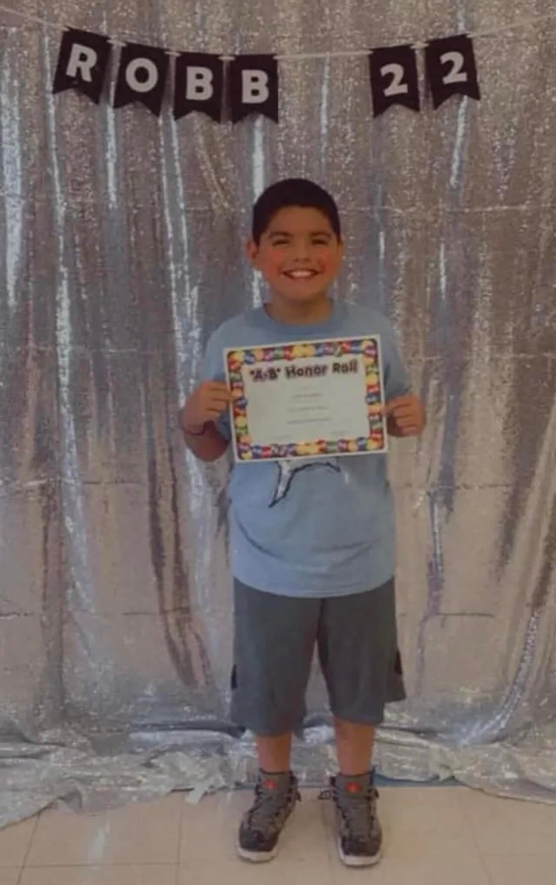<b>José Flores</b>, de 10 años de edad. Su tío Christopher Salazar confirmó su muerte en el tiroteo en la escuela primaria donde estudiaba cuarto grado. "Era un niño muy feliz. Amaba a sus padres... y le encantaba reír y divertirse", dijo Salazar, citado por 
<i>The Washington Post</i>.