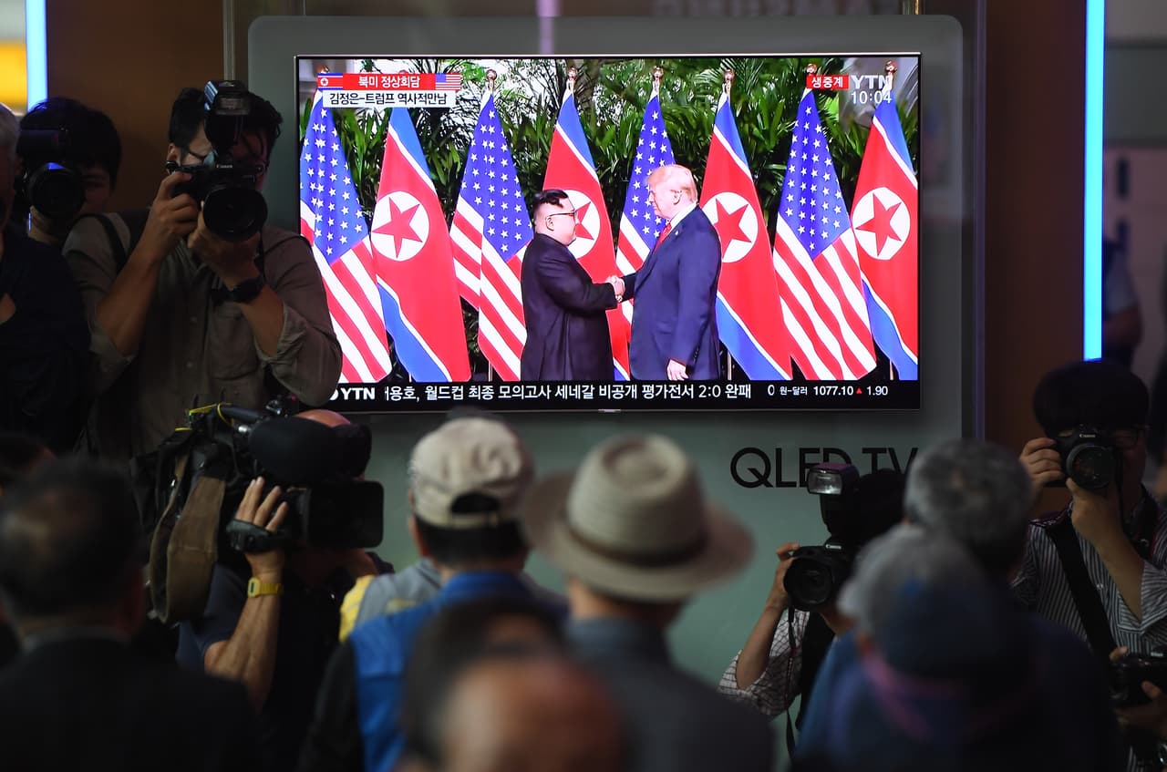 Si bien Donald Trump se mostró optimista sobre la reunión, el secretario de Estado de Estado, Mike Pompeo, ha sido más cauto y dijo que aún no se había visto si Kim era sincero sobre sobre la desnuclearización de norcorea. En la fotografía, la reunion vista en un televisor en una calle de Seúl, Corea del Sur.