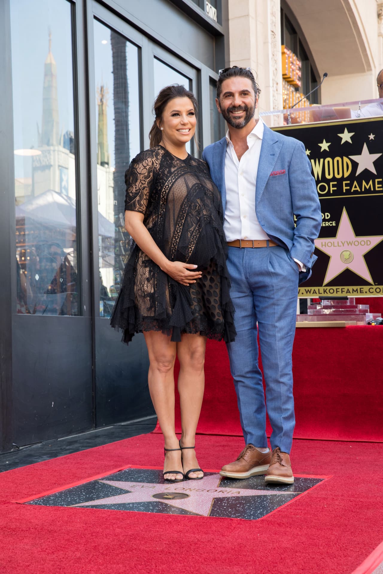 Eva Longoria y Pepe Bastón se conocieron en 2013. La actriz se enamoró de él cuando lo volvió a ver, meses más tarde: "Era el hombre más guapo que había visto. Era tan carismático, encantador, dulce y divertido". Comenzaron a salir.