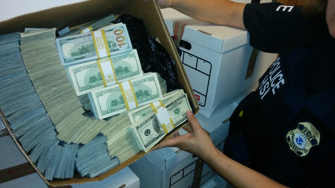 FBI: un misterioso capo de California soborna oficiales, viaja con fajos de dólares y quiere petróleo mexicano
