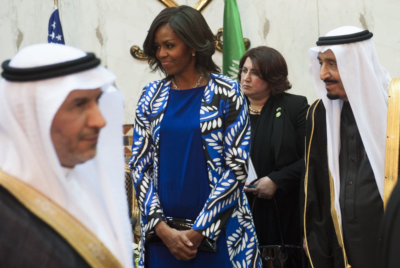Esa decisión de Melania e Ivanka Trump hizo recordar a las críticas que Donald Trump le hizo a la ex primera dama Michelle Obama cuando optó por no cubrir su cabeza con un velo en su visita a Arabia Saudita en 2015.
