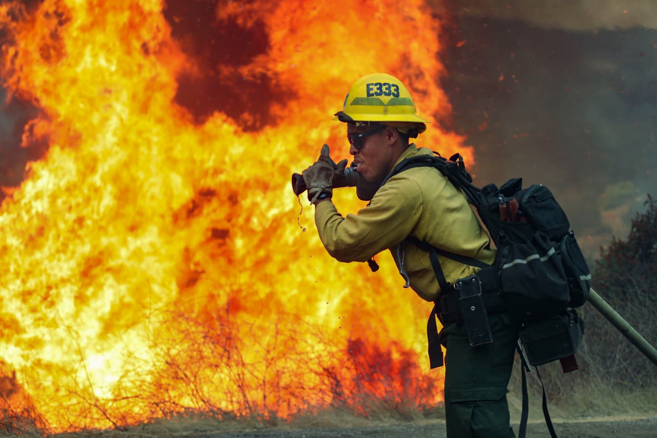 El trabajo de cientos de bomberos en las últimas 72 horas ha sido clave para controlar el paso destructivo de las llamas que en San Diego, además de miles de acres quemados, dejaron 10 estructuras convertidas en cenizas.