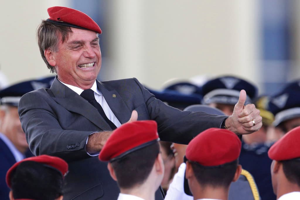 Polémico como Trump y exmilitar populista como Chávez: así es el ultraderechista que presidirá Brasil
