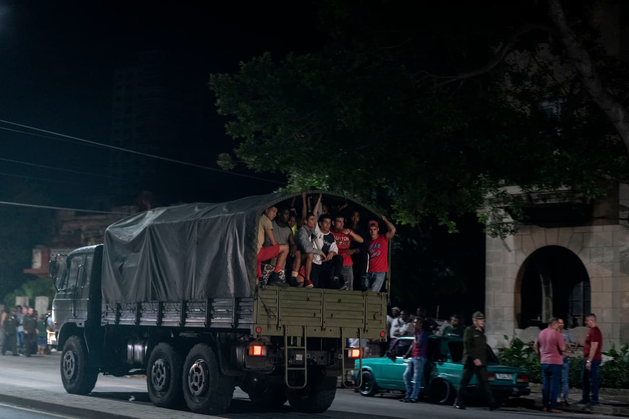 Las personas refieren que el régimen sacó a los jóvenes del servicio militar con palos y vestidos de civil, en unos camiones. 
<br>