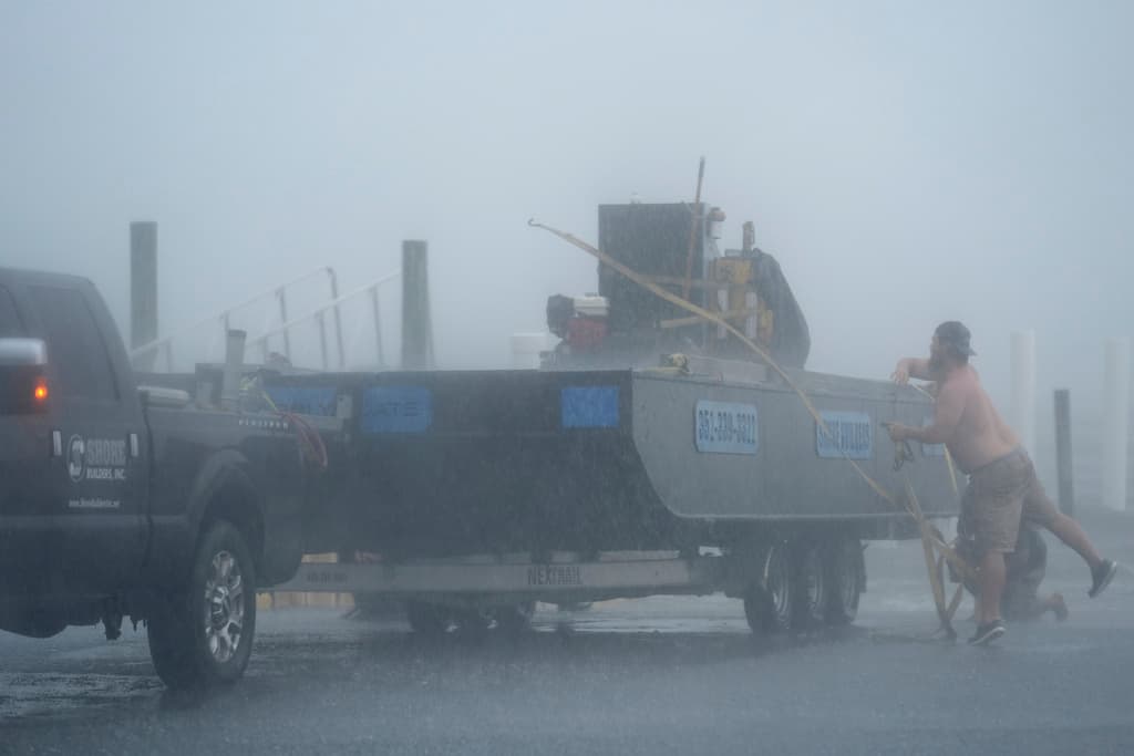 Aún la tormenta Debby no llegaba a Florida y ya los fuertes vientos y la lluvia complicaban las tareas de remoción de equipo de construcción para los trabajadores en Cedar Key.