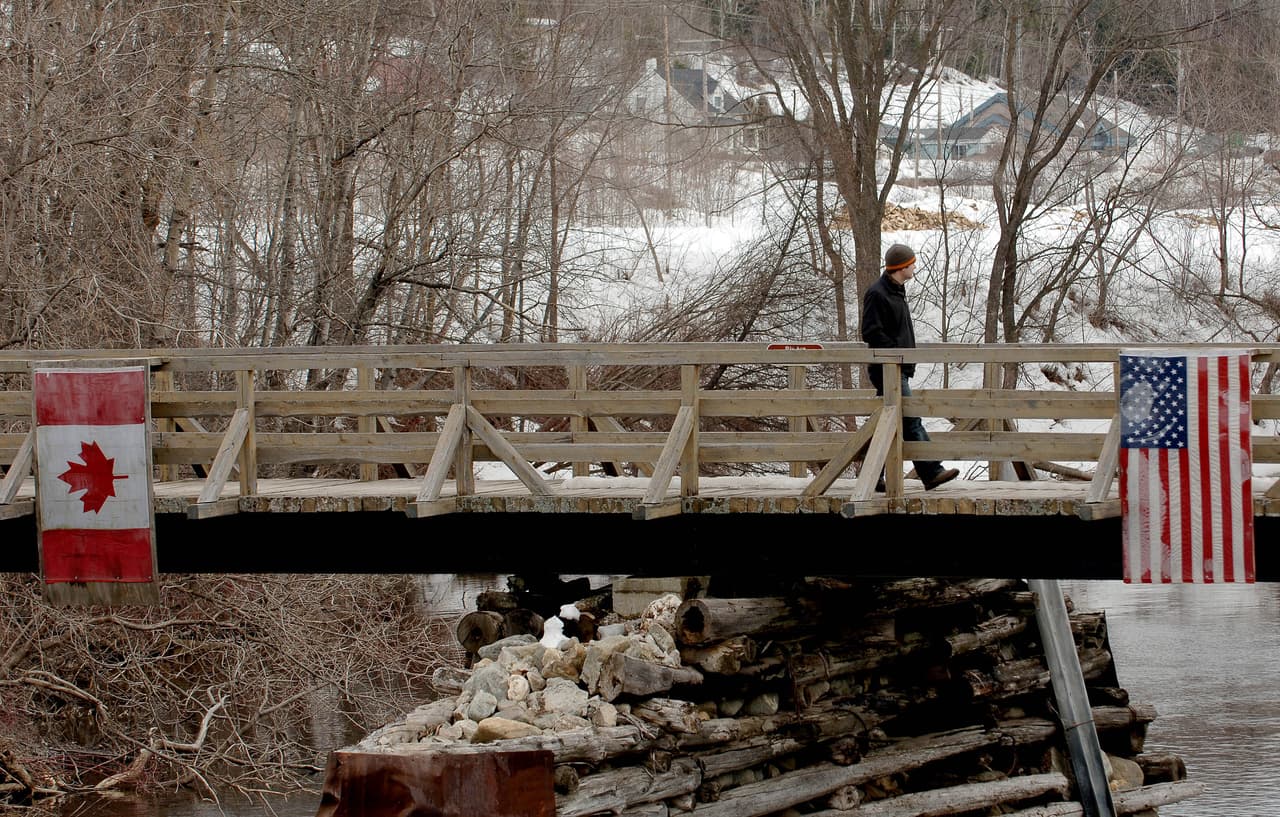 Un cruce peatonal sobre río que divide a EEUU de Canada en Estcourt, Maine.
