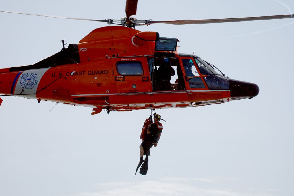 Hombre cae por acantilado en playa de Manatí y escapa de la muerte: Detalles de su rescate