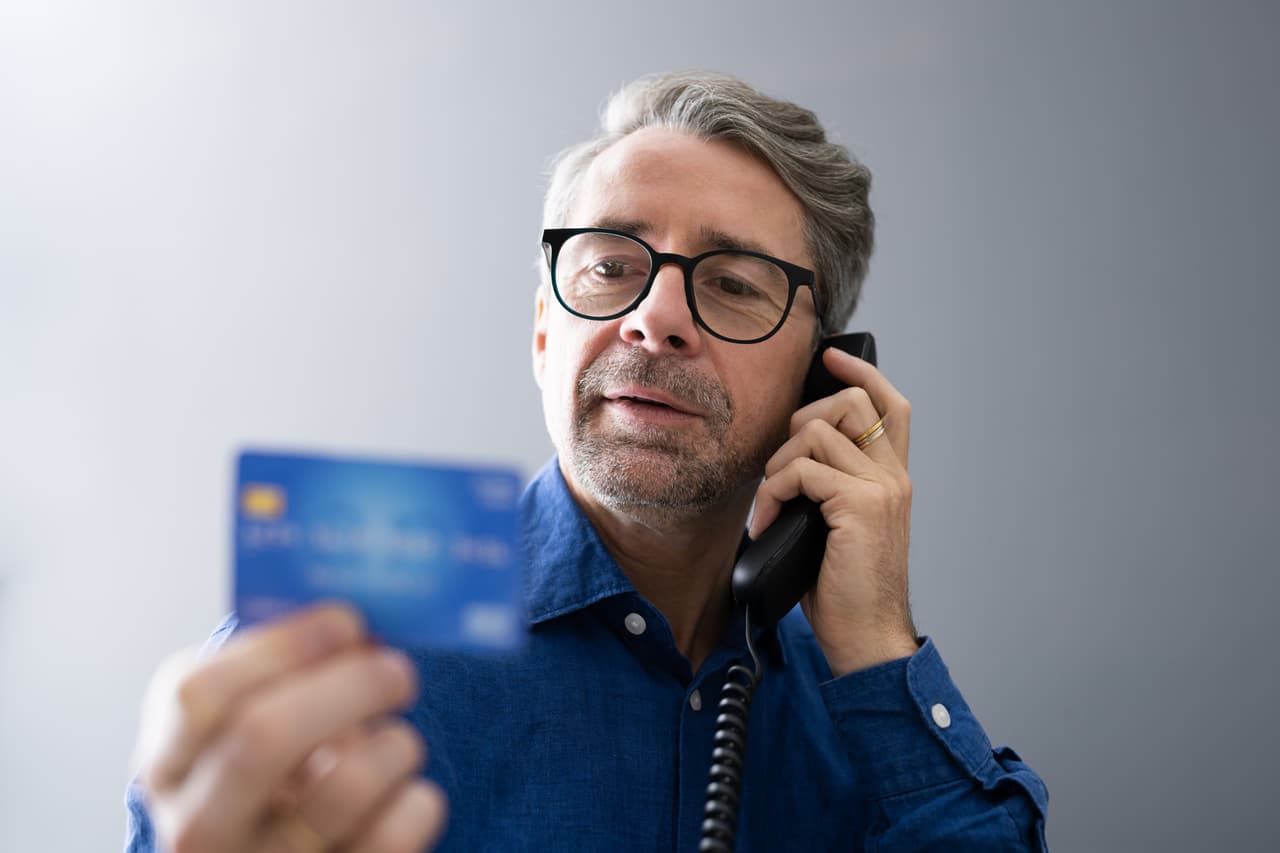 Si quiere estar seguro de que está hablando con un empleado real de su banco, llame al número que figura en el reverso de su tarjeta de débito o crédito O visite su sucursal local. CTIA